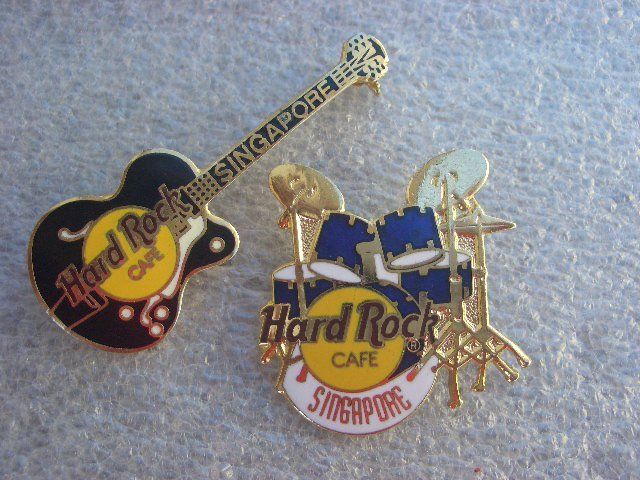 Hard Rock Cafe Placchette & Badge: 2 x HARD ROCK CAFE SINGAPORE – Usato da Thürnen venduto da Chluuri 2