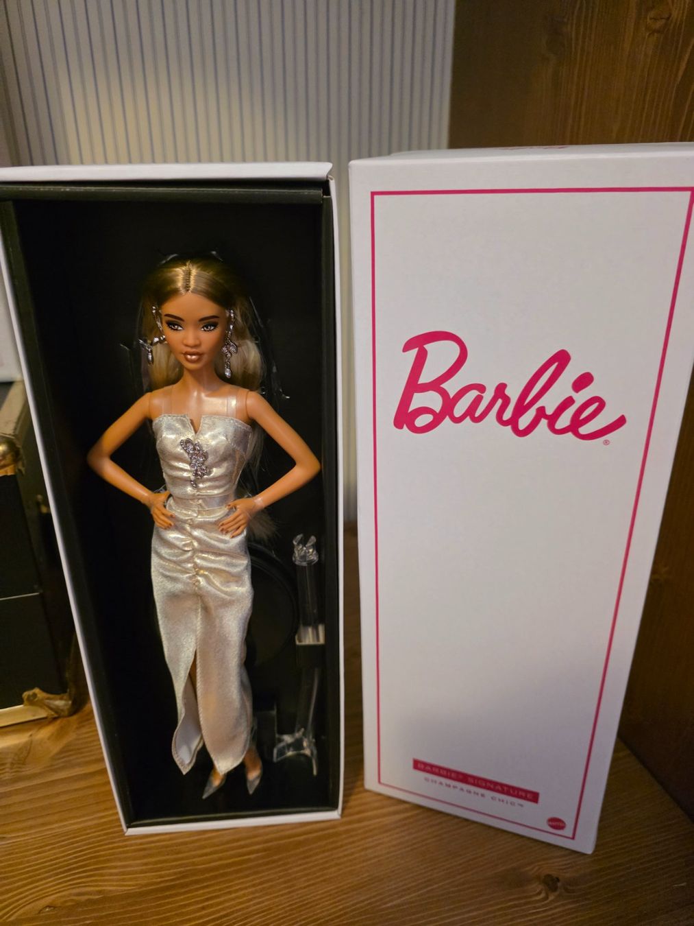 Bambole: Barbie Convention 2025: Champagne Chic – Nuovo e nell'imballaggio originale da Lugano venduto da mercatino669 2