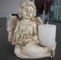 Sitzender Deko Engel mit Kerzenhalter, weiss-beige
