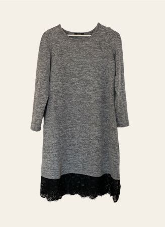 Graues Kleid mit Spitzenbesatz