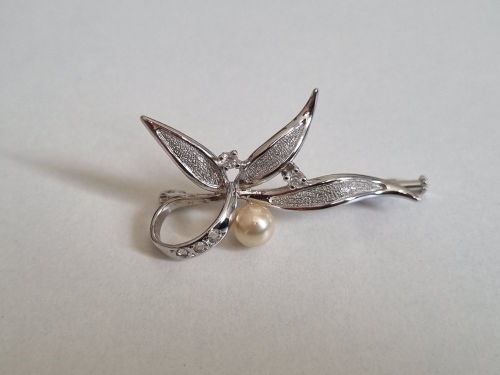 Broches & Aiguilles: Wunderschöne Brosche 925er Silber mit Perle + 2 Steinchen – D'occasion à Subingen par Riccardina 1
