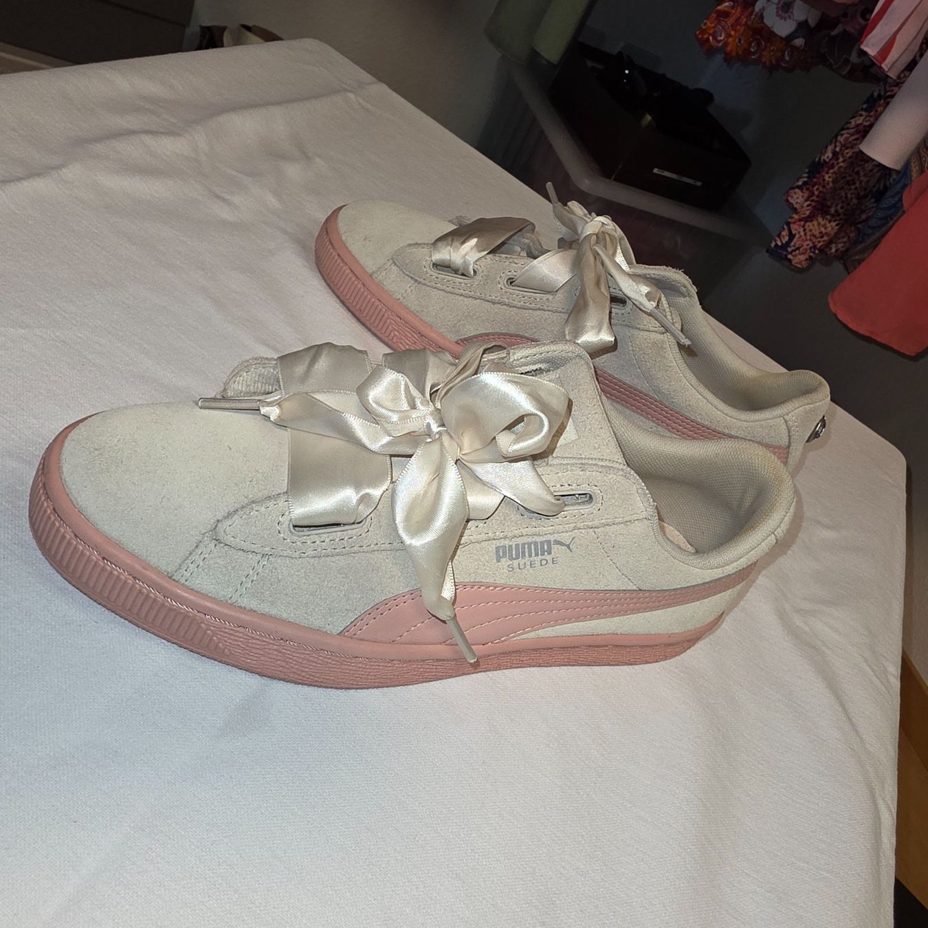 Puma Scarpe da donna: Puma Suede Herz Schleife Sneaker, Grösse 39 – Usato da Wald ZH venduto da CapLux 4