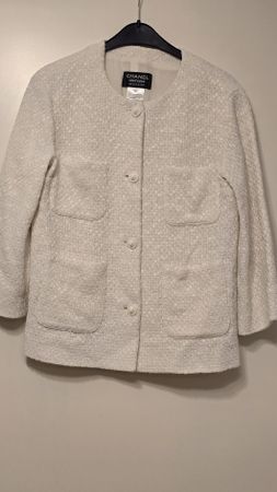 Chanel Jacke 38 Creme Tweed mit Leo Knopf neuwertig