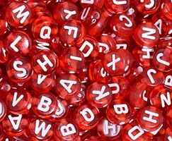 500 Stück Bastelperlen Buchstaben rot