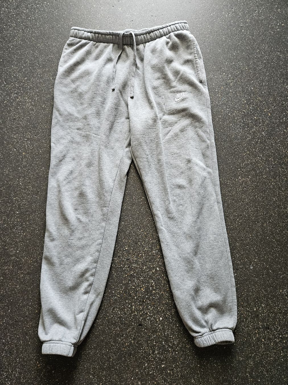 Nike Pantaloni: Nike Jogginghose grau Grösse L  – Nuovo (secondo la descrizione) da Anwil venduto da tamoos