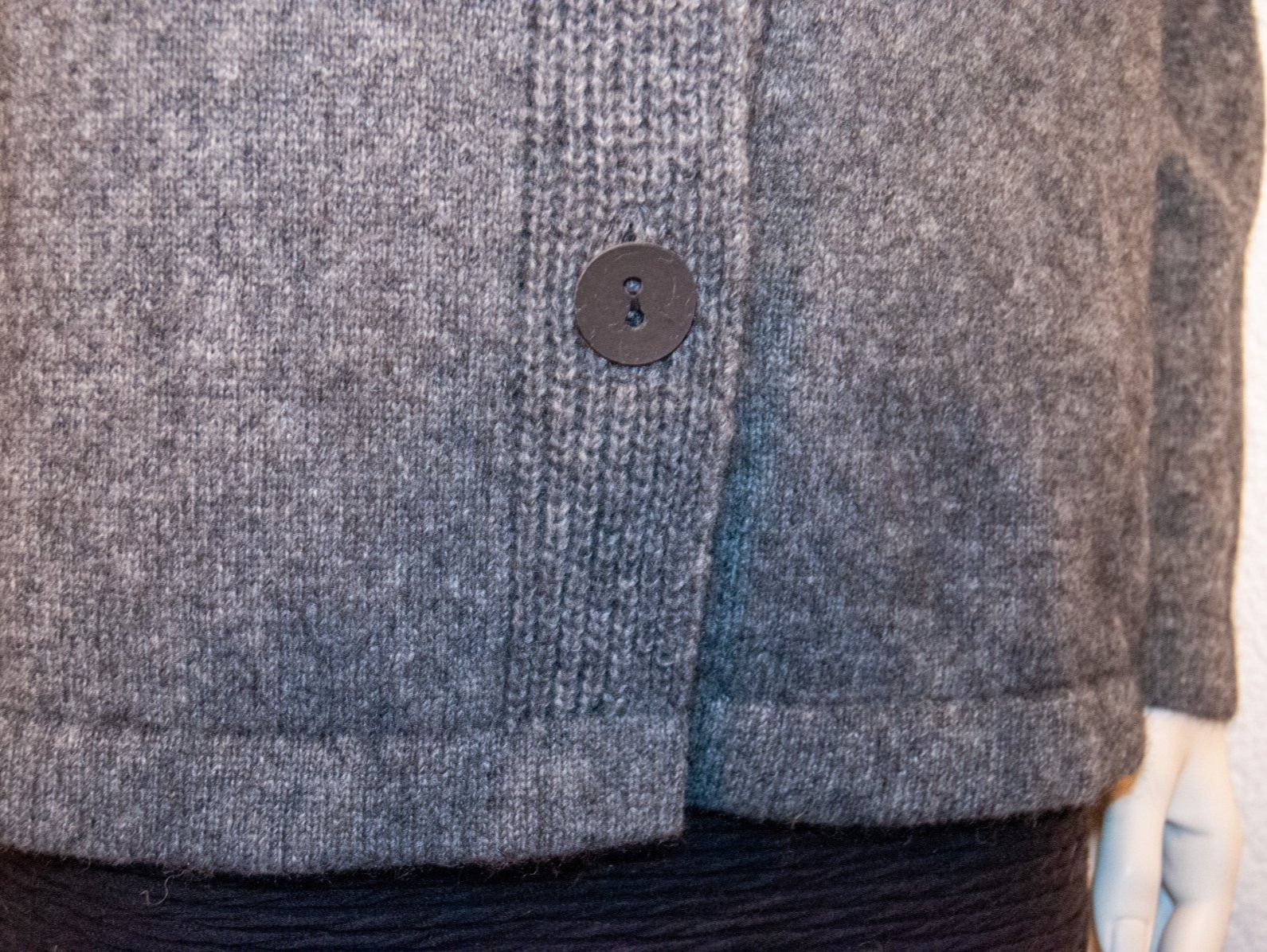 Jacken: Possum Damen Jacke mit Rüschen M grau – Neu und originalverpackt aus Zollikofen von marys-choice 3