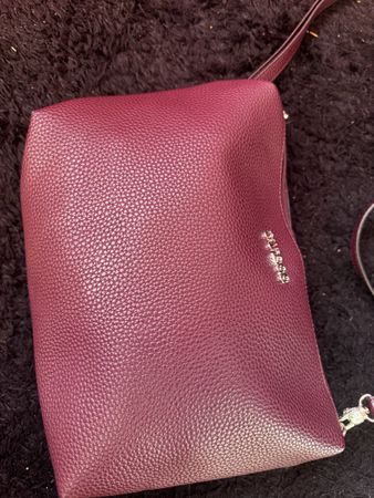 Damen Tasche GUESS bordeauxrot neu