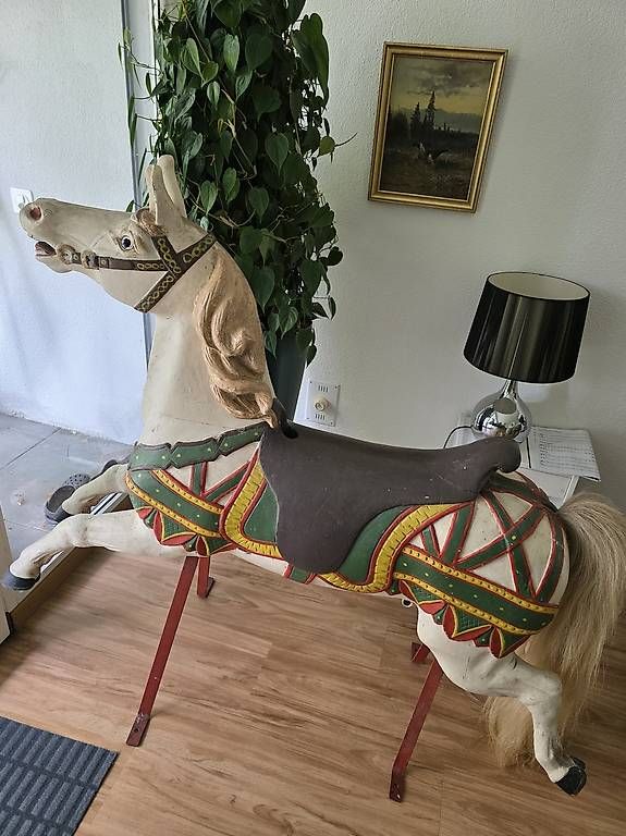 Skulpturen & Statuen: Antikes Karussellpferd – Gebraucht aus Winterthur von Naomi_N