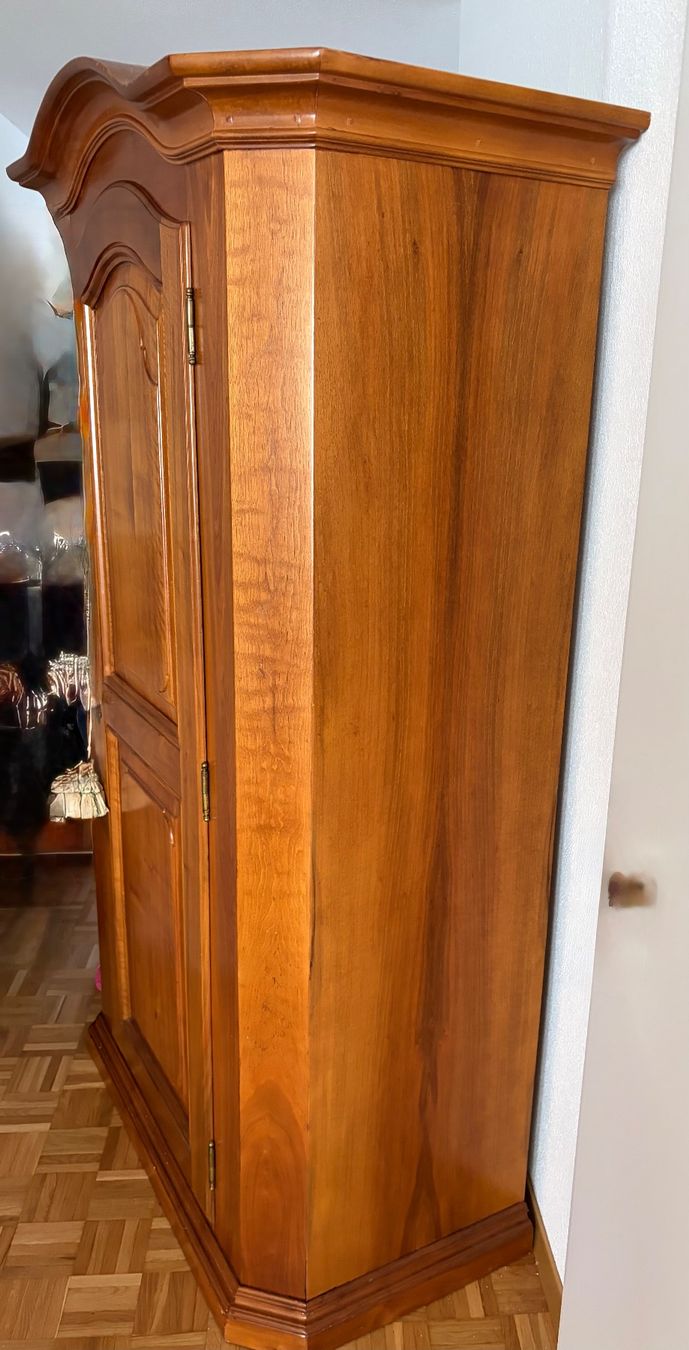 Armadi: Antiker Nussbaumschrank – Usato da Geroldswil venduto da Rumpelkistli 2