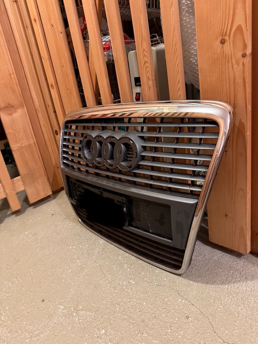 Tutti pezzi di ricambio auto: Audi A6 C6 Grill – Usato da Reinach AG venduto da baf_7zrt