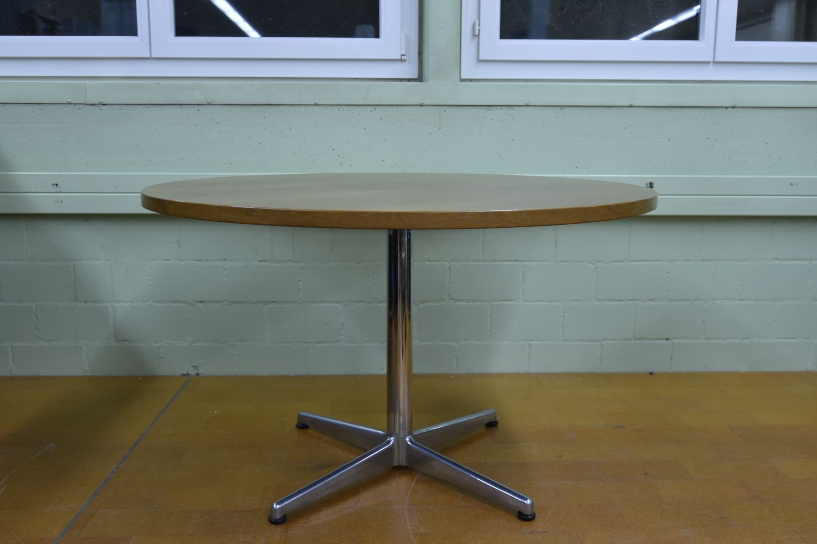 Tavoli: Designer Tisch mit Aluminium Fuss – Usato da Lichtensteig venduto da Polsterwerk 1