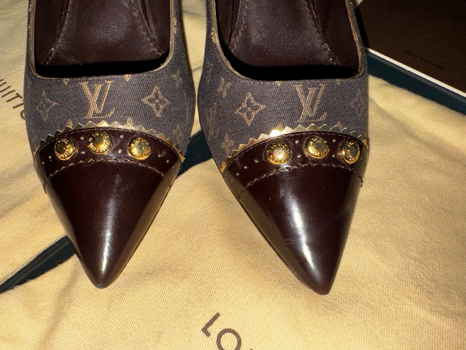 Louis Vuitton Scarpe da donna: Louis Vuitton Leder Ebene Monogram Mini Lin Raquel Pumps 40 – Usato da Suhr venduto da 1stclass 6