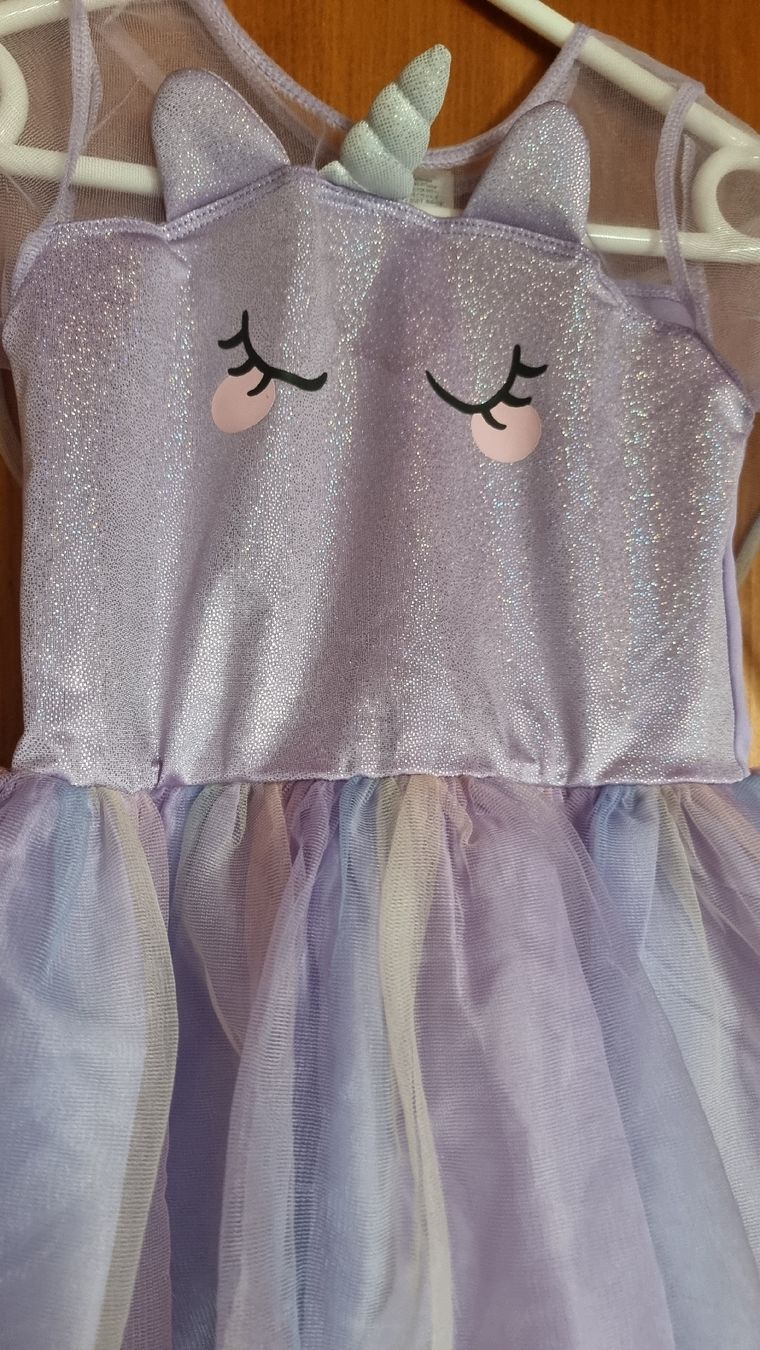 H&M Robes et jupes: Robe Licorne 110/ 116 – D'occasion à Les Breuleux par Mily1991 1