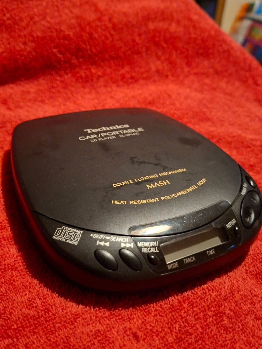 Lecteur media portable: Technics SL-XP141C ist ein klassischer, tragbarer CD-Player – D'occasion à Wittenbach par Nostalgie1965
