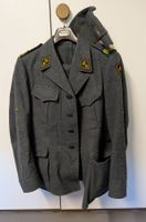 Ausgangsuniform und Regenmantel Soldat