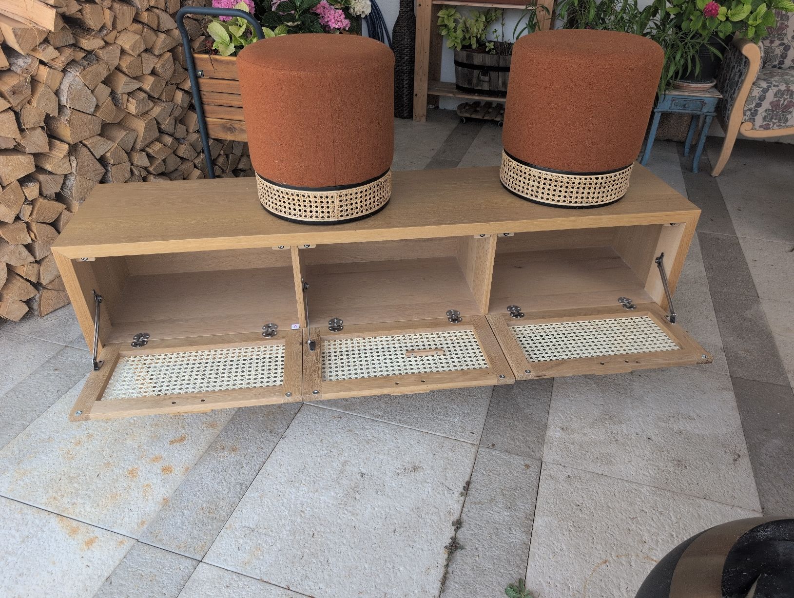 Mobili TV: Lowboard with 3 doors and 2 stools light wood good condition – Usato da Adliswil venduto da len_6fsr