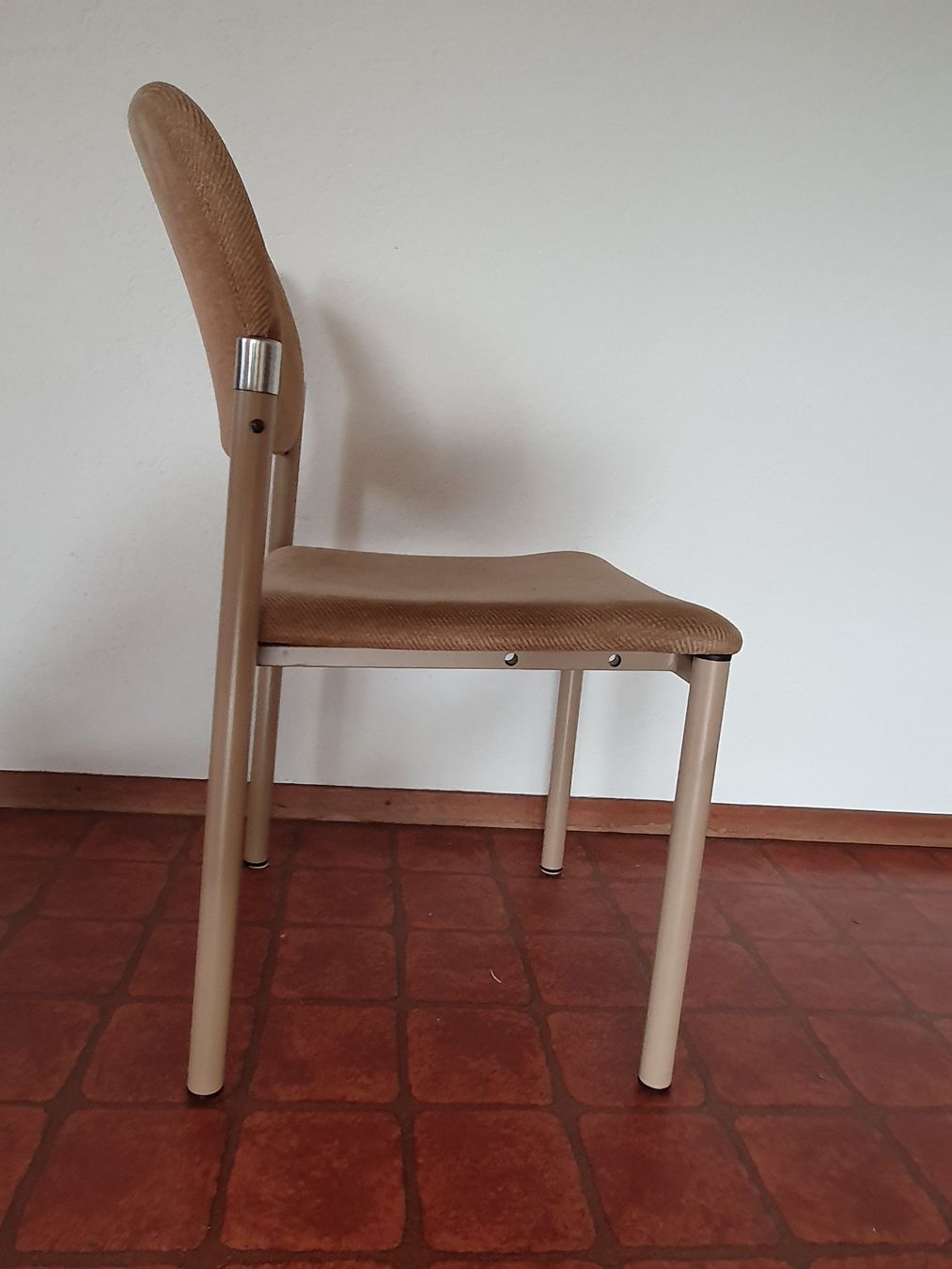 Sedie: 5 Stühle gepolstert und stapelbar – Usato da Steinhausen venduto da joseph-sen 4