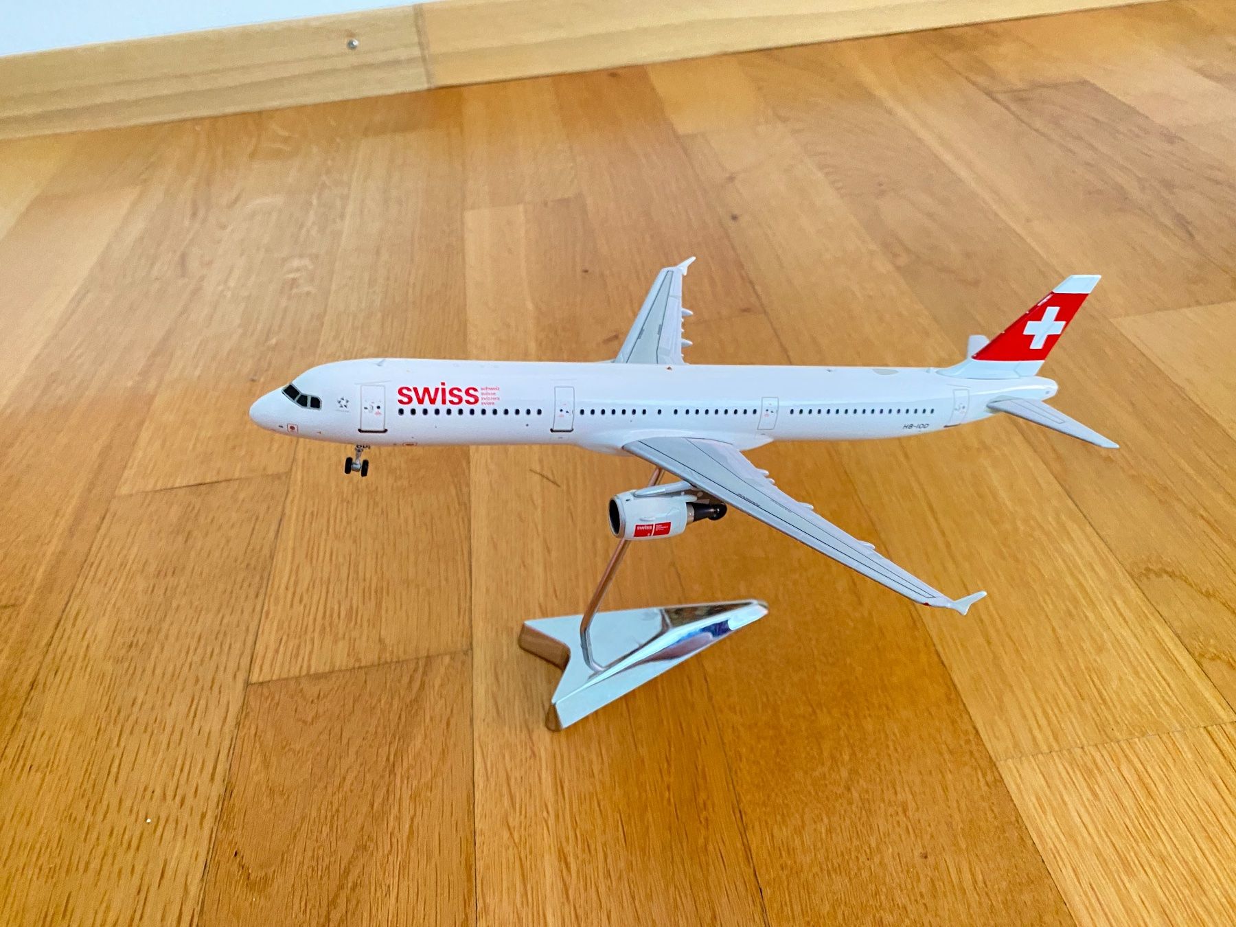 Swiss Kit di modellismo & Modellini statici: Flugzeugmodell SWISS A321 mit Ständer HB-10D – Usato da St. Gallen venduto da sus_lwc2