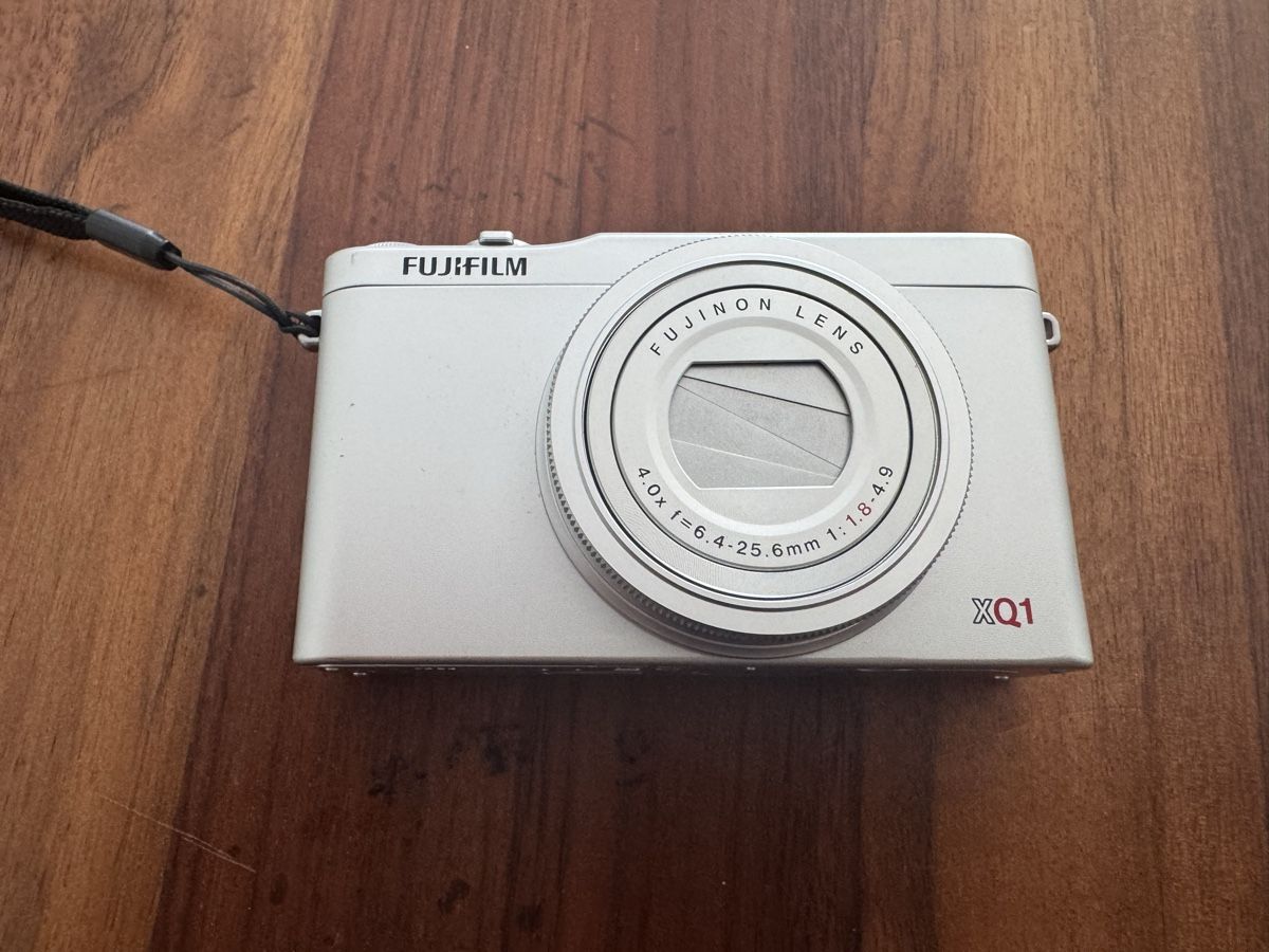 Fujifilm Fotocamera: Fujifilm XQ1 Digitalkamera Silber  – Usato da Sursee venduto da TeamBully 1