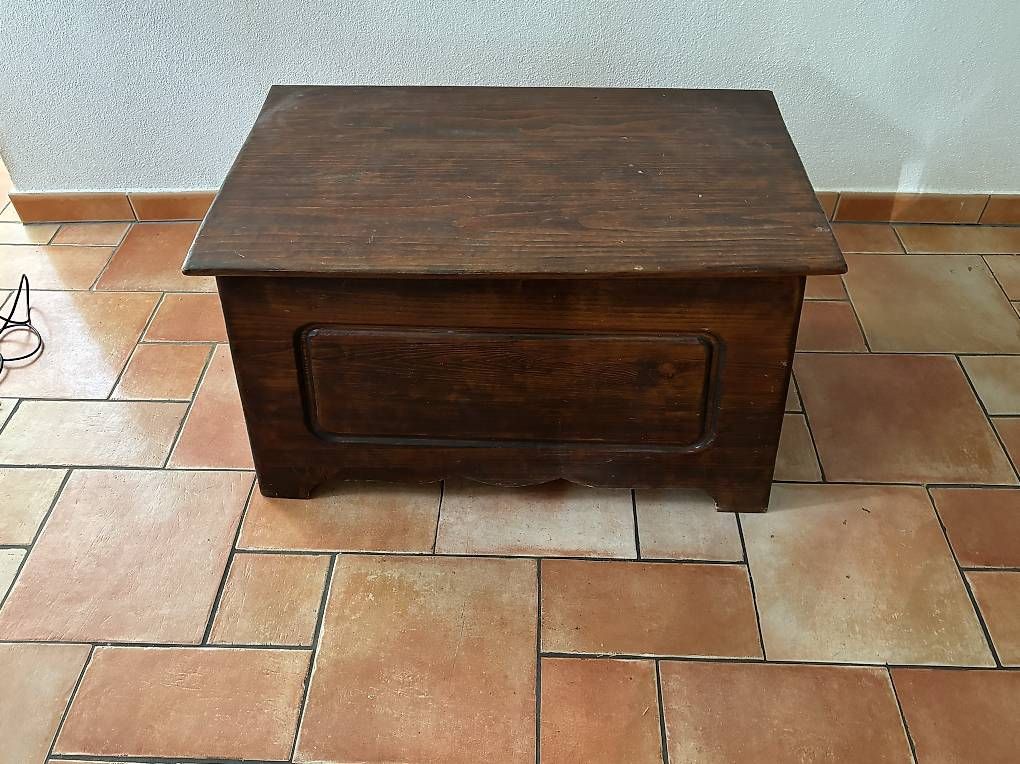 Truhen: Cassapanca in noce – Gebraucht aus Sala Capriasca von bon_w5tw