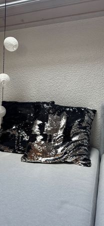 Coussin à paillettes noir et argenté - touche glamour!