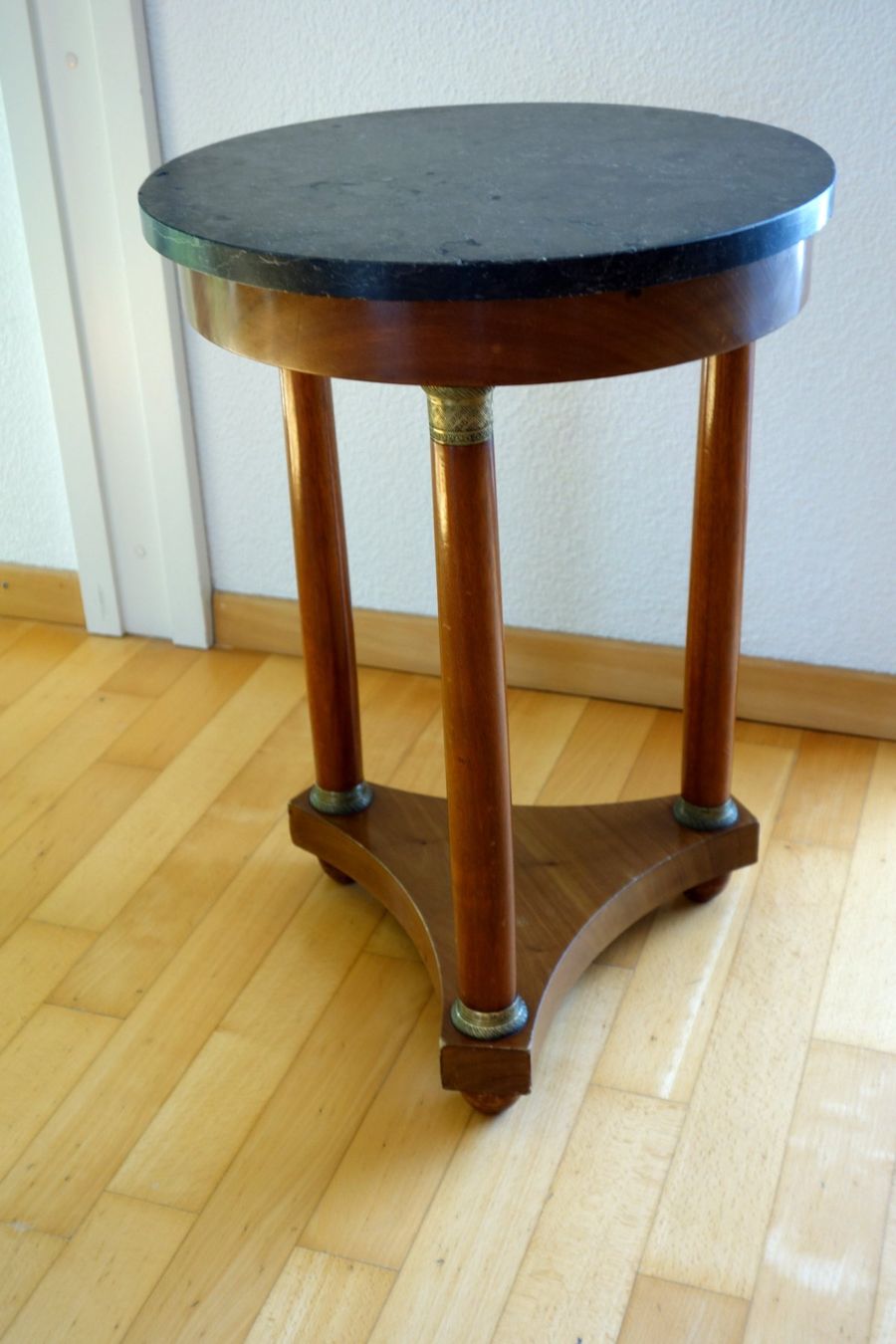 Tables: Kleiner Beistelltisch, antik – D'occasion à Sursee par Chrigi96 1