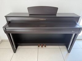 E-Piano Yamaha CLP-735R mit professioneller Klavierhocker