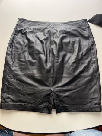 Jupe en cuir mouton noir taille 40 bon état général