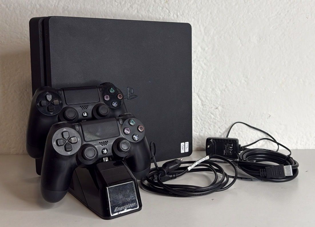 Sony Console: PlayStation 4 Slim 1TB +2 Controllers +Dual Charging Station – Usato da Ehrendingen venduto da bubulence