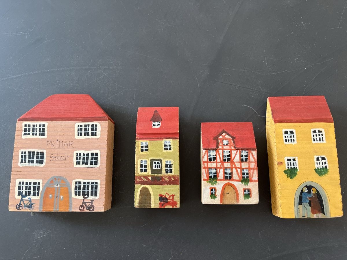 Tutte le decorazioni: Handbemalte Holzhaus-Sammlung, 4er Set – Usato da Bassersdorf venduto da Steyning88 1