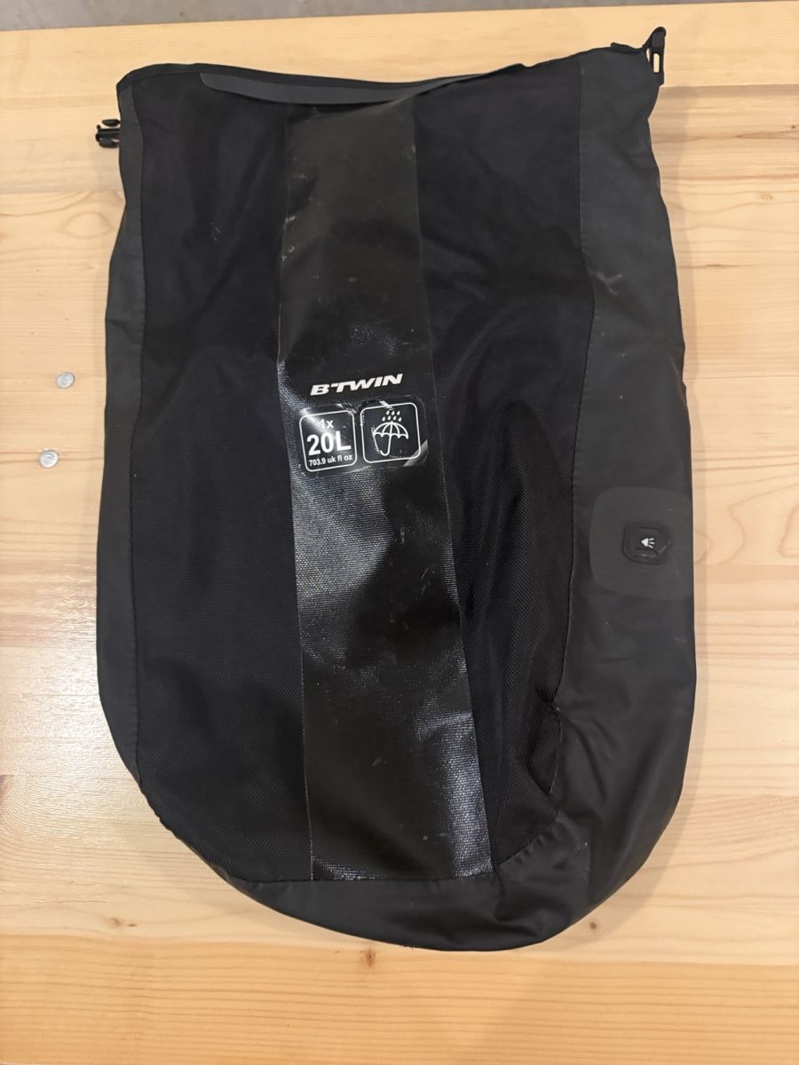 Decathlon Pezzi di ricambio: B'Twin 20L Waterproof Bike Bag – Usato da Zürich venduto da David.1