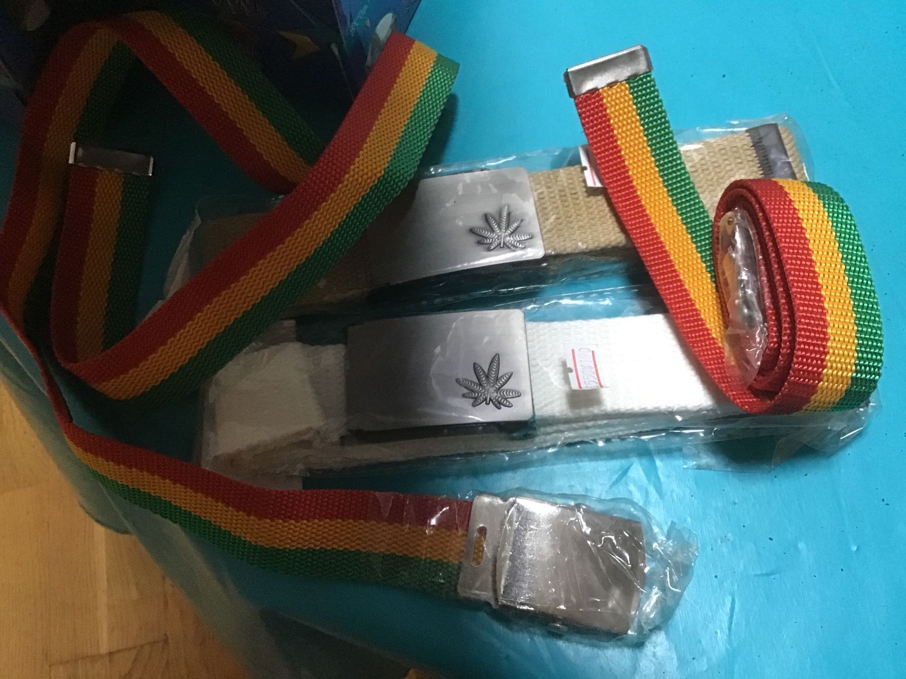 Gürtel: Lot de 4 ceintures rasta cannabis – Neu und originalverpackt aus Lausanne von topthai