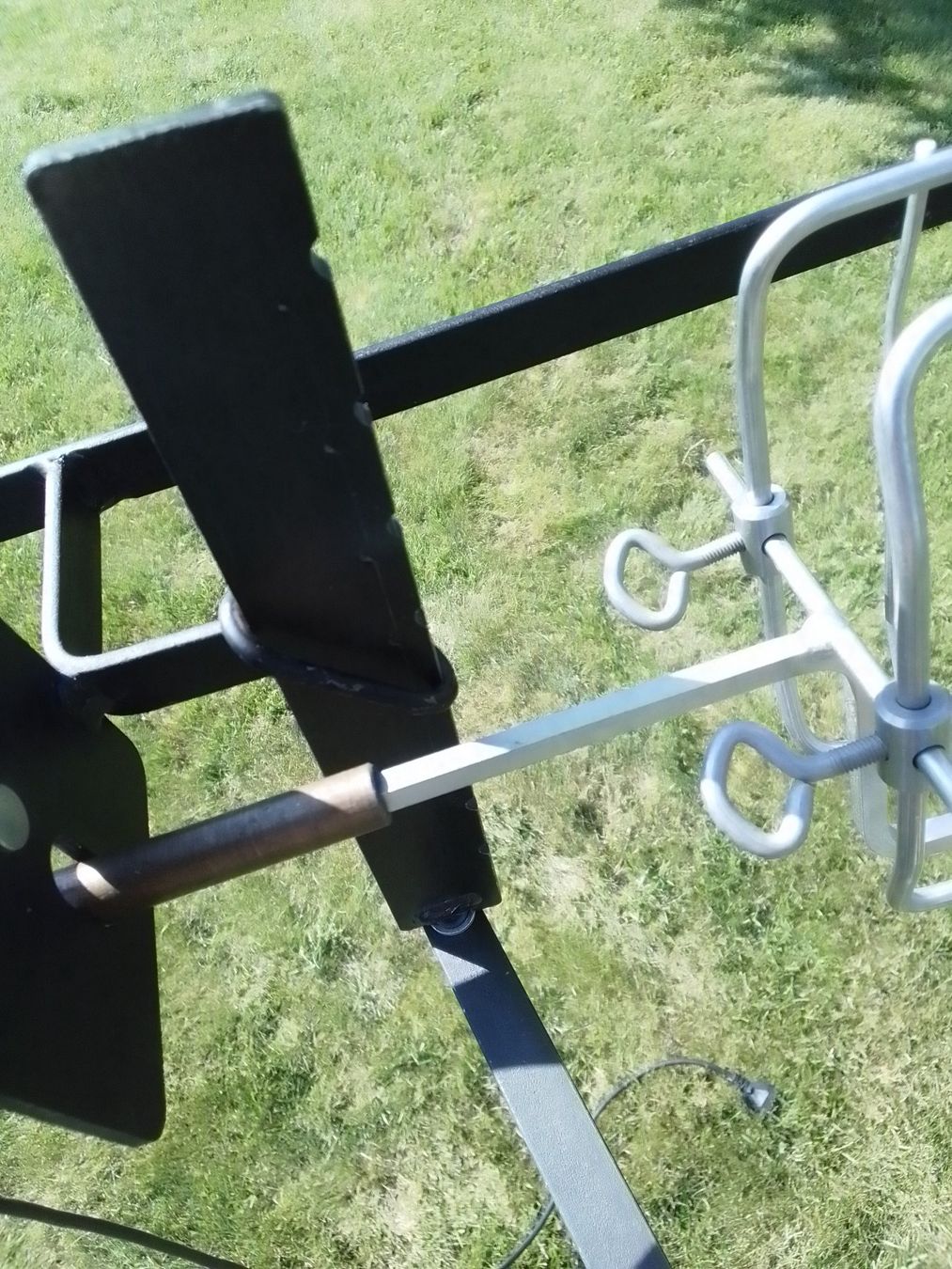 Griglie: Gartengrill mit Schwenkarm, El.-Motor und Grillkorb. – Usato da Röschenz venduto da Hellas13 8