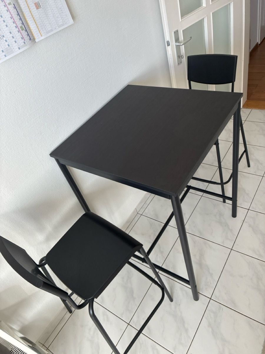 Ikea Set de table et chaises: Schwarzer Bartisch mit 2 Barstühlen – D'occasion à Basel par cerovijo