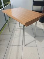 Table vintage au design typique des années 60