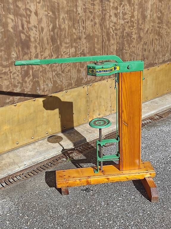 Tutti gli attrezzi: Hebelkorker / Tappatrice manuale a leva – Usato da Comano venduto da Mary922 1