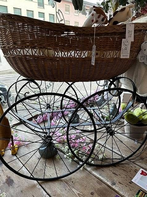 Poussette: Magnifique poussette décorative – D'occasion à Romont FR par rpa_n7mt
