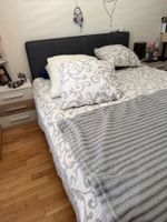 Chambre à coucher lit armoire  commode et 2 table de nuit