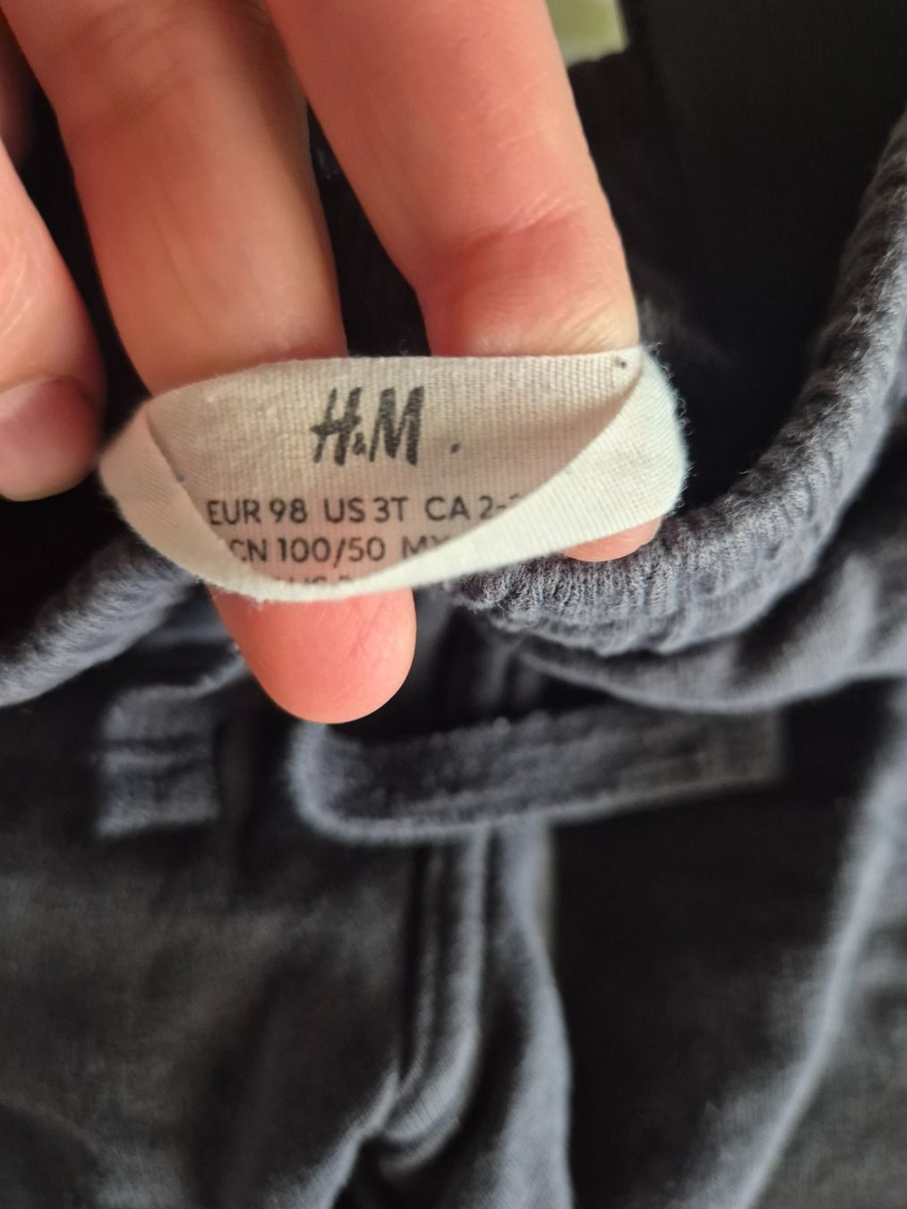 H&M Pantaloni: Bequeme H&M Kinder Trainerhose, Gr. 98, Grau – Usato da Urdorf venduto da Nataschli 1
