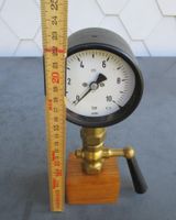 Manometer Haenni auf Holzsockel