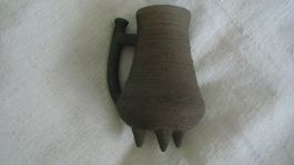Tonvase braun mit rauer Oberfläche und 3 Füsschen 60er Jahre
