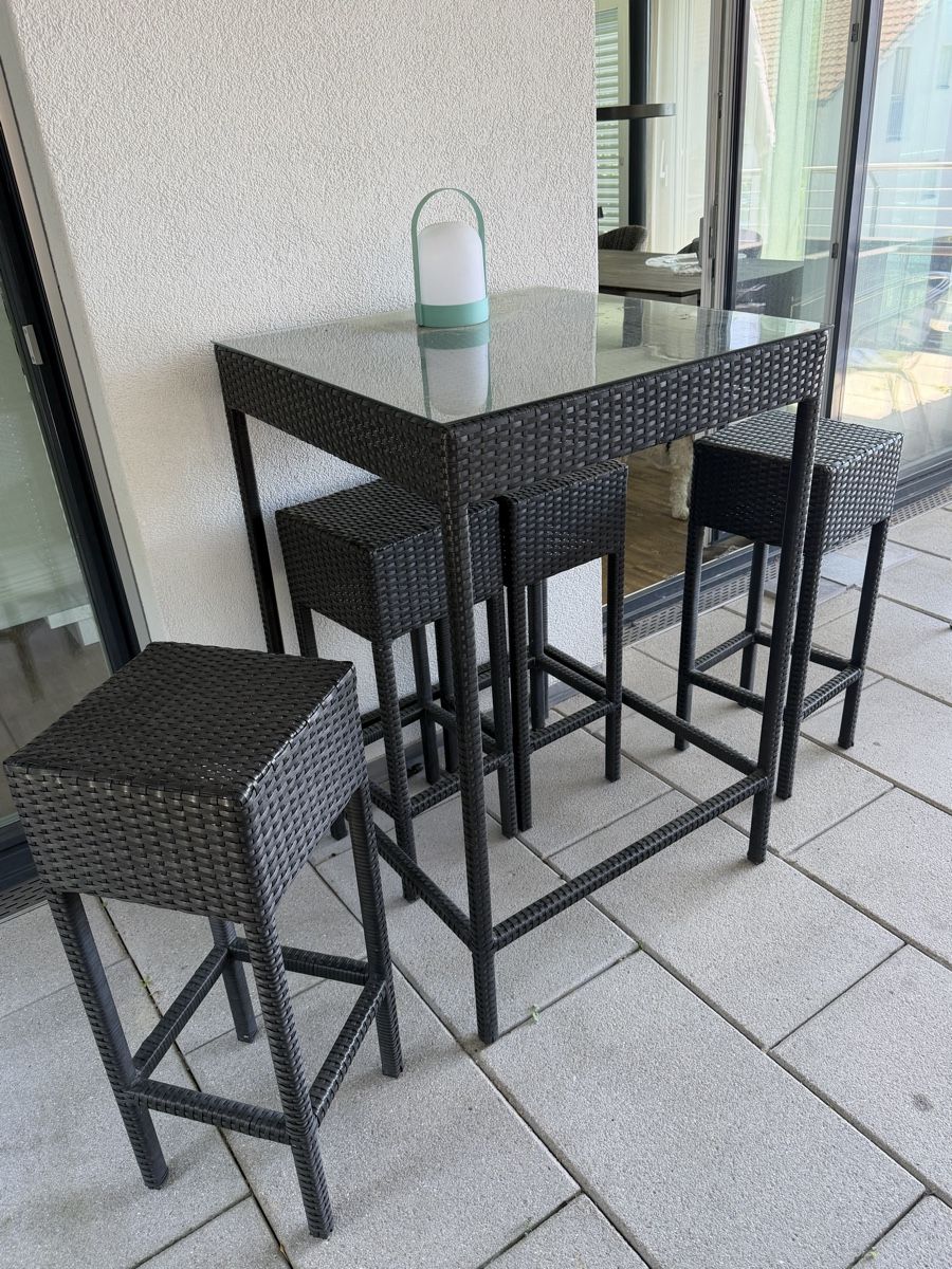 Set di tavolo e panche: Hochtisch mit Hocker Rattan outdoor – Usato da Uetikon am See venduto da Snoopy1961