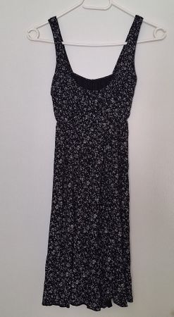 Sommerliches Kleid mit Blumenmuster, Grösse S, Top Zustand
