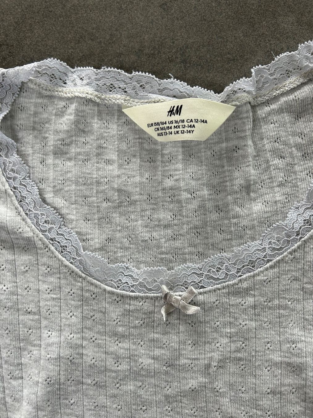 H&M Blusen, T-Shirts & Tops: H&M Langarmshirt Spitze Gr. 158/164 – Gebraucht aus Wohlen b. Bern von Beppe99 1