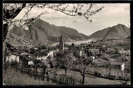 AK Comano, Veduta del paese con chiesa e lago