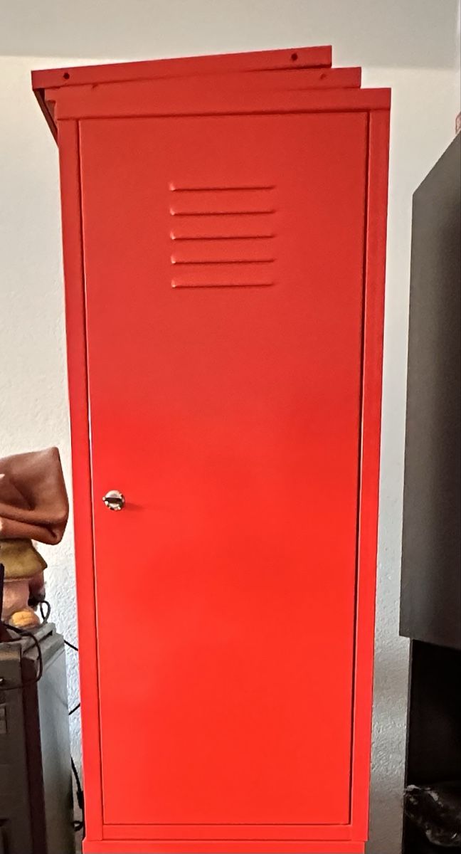 Armadi: Armoire métallique rouge  – Usato da Courtelary venduto da NomiSucette 1