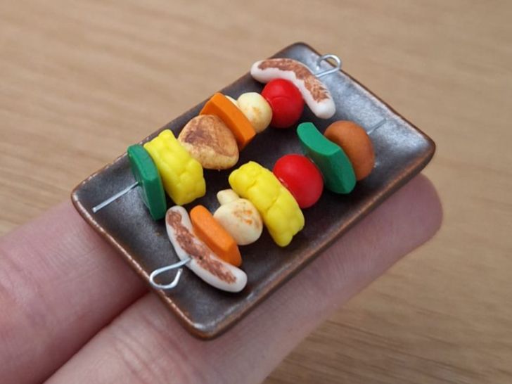 Case e mobili per bambole: Handmade Spiessli auf Keramik Teller – Nuovo (secondo la descrizione) da Zürich venduto da HandmadeTinyFood