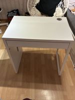 Bureau blanc avec tiroir