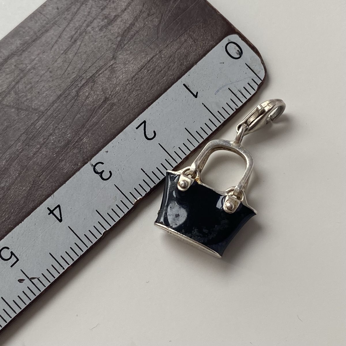 Thomas Sabo Ciondoli: Thomas Sabo Silber 925 Schwarze Handtasche Charms – Usato da Givisiez venduto da dor_xb9k 2