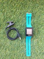 Orologio da corsa Garmin azzurro con caricabatterie
